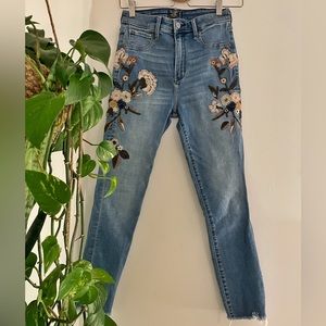 Abercrombie & Fitch High Rise Ankle Jeans - Embroidered Wash👖